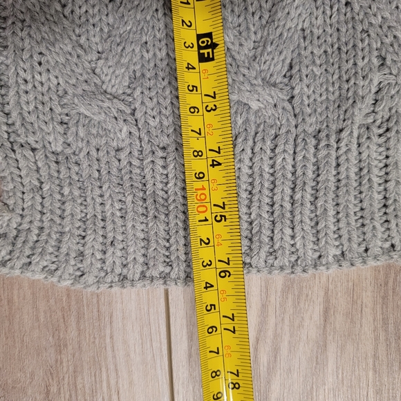 NWOT! Gray Cable Knit Scarf 12in by 76in - Picture 5 of 5